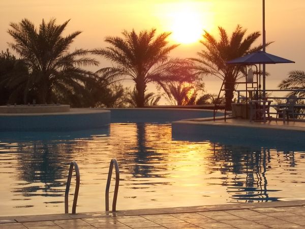 Auringonlasku. Altaan takana Kuollutmeri.