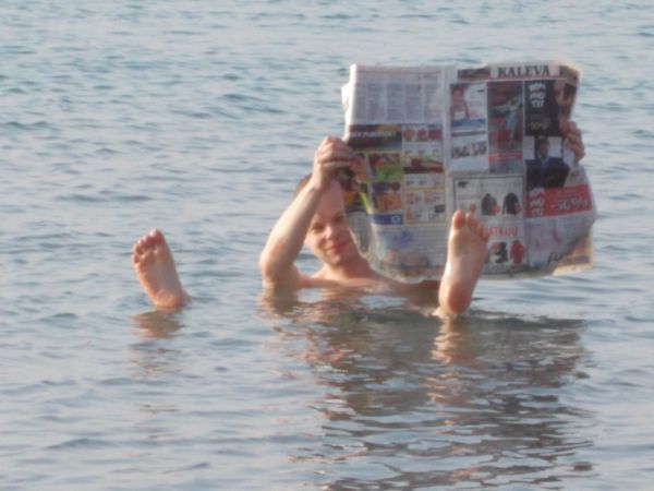 Kelluntaa Kuolleessa meressä