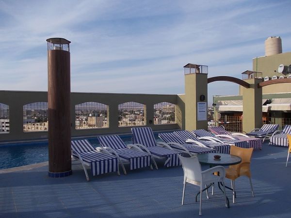 My Hotellin uima-allas kattoterassilla