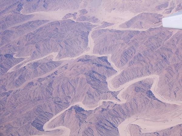 Jordanian vuoristoa lentokoneesta nähtynä.